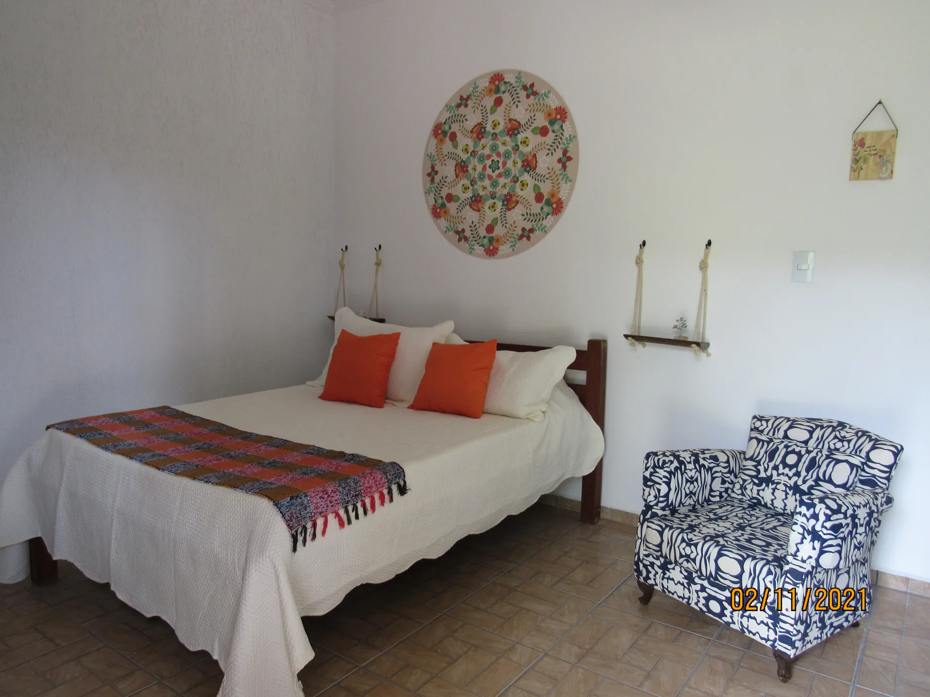 Interior de chalé da Pousada Erva Doce